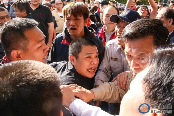 臺灣25日舉辦核災食品公聽會,場內外爆發嚴重沖突 臺灣25日舉辦核災食品公聽會,場內外爆發嚴重沖突