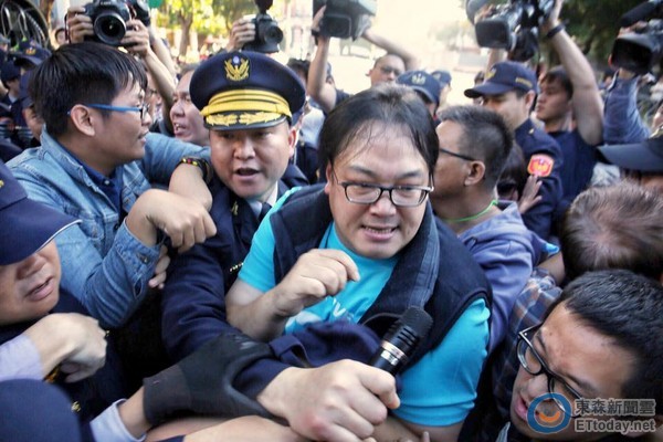 國民黨發(fā)動反核食游行 民眾敲鍋碗瓢盆喊"還我食安" 國民黨發(fā)動反核食游行 民眾敲鍋碗瓢盆喊"還我食安"