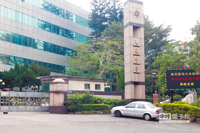 臺(tái)灣光復(fù)中學(xué)納粹介紹詞曝光 竟扯出“毒氣室” 臺(tái)灣光復(fù)中學(xué)納粹介紹詞曝光 竟扯出“毒氣室”