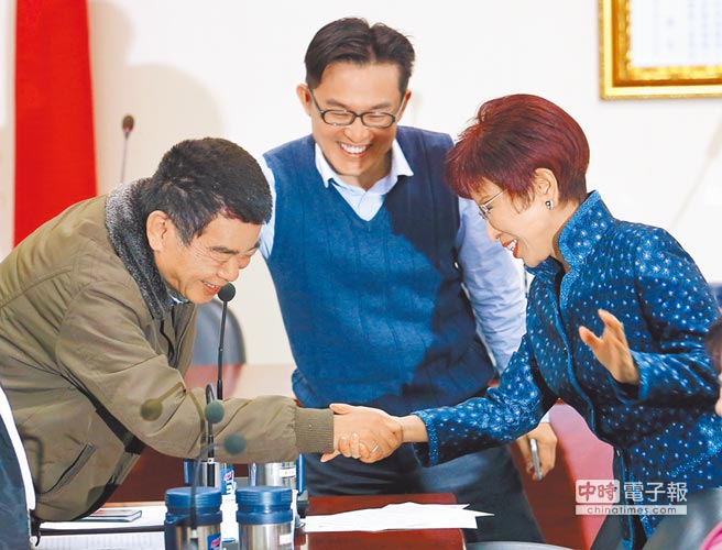 洪秀柱大打溫情牌 “有事家里談”化解黨內反對聲音 洪秀柱大打溫情牌 “有事家里談”化解黨內反對聲音