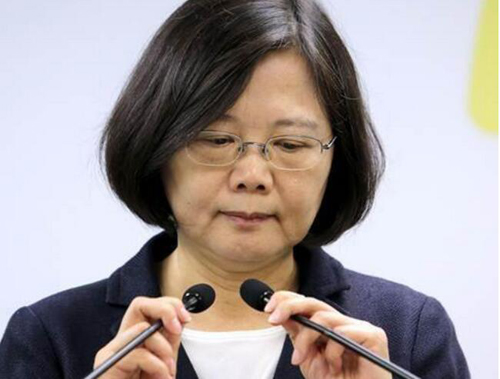 蔡英文用“戰(zhàn)戰(zhàn)兢兢”形容臺(tái)軍 再度被批用詞不當(dāng) 蔡英文用“戰(zhàn)戰(zhàn)兢兢”形容臺(tái)軍 再度被批用詞不當(dāng)