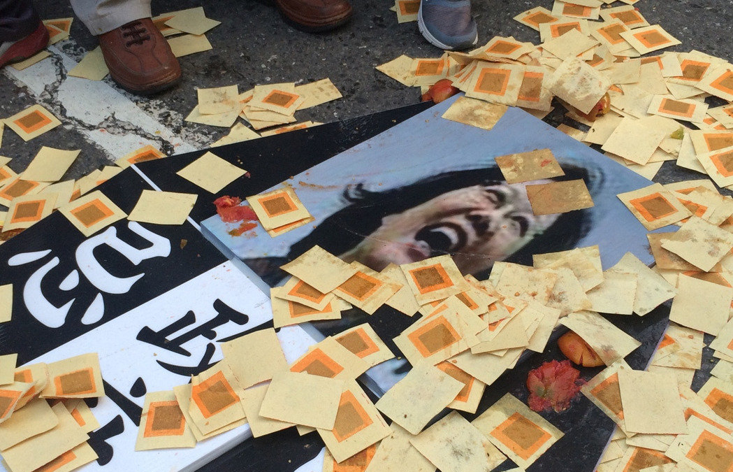 蔡英文頭像照片快淹沒進(jìn)冥紙中 蔡英文頭像照片快淹沒進(jìn)冥紙中