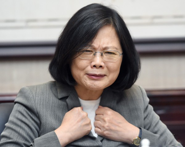 蔡英文出訪"友邦"不到1小時就被要援助 蔡點頭答應 蔡英文出訪"友邦"不到1小時就被要援助 蔡點頭答應