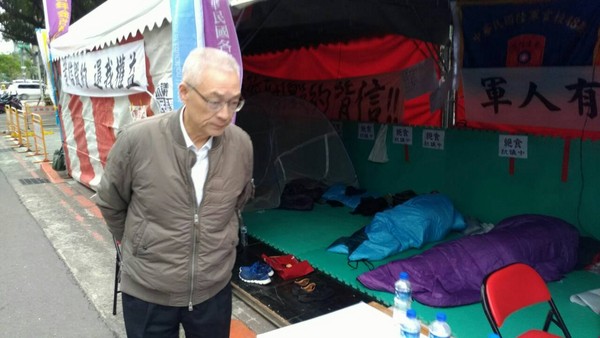 吳敦義探望軍公教絕食抗議者 吳敦義探望軍公教絕食抗議者