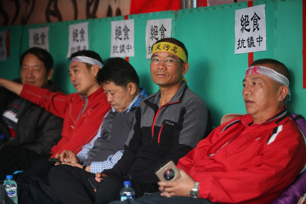 臺(tái)媒批民進(jìn)黨當(dāng)局年金改革大唱雙簧 臺(tái)媒批民進(jìn)黨當(dāng)局年金改革大唱雙簧