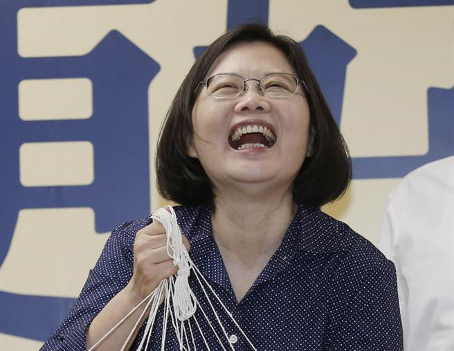 臺(tái)資深媒體人質(zhì)疑蔡當(dāng)局得了狂牛癥:想到哪做哪 臺(tái)資深媒體人質(zhì)疑蔡當(dāng)局得了狂牛癥:想到哪做哪