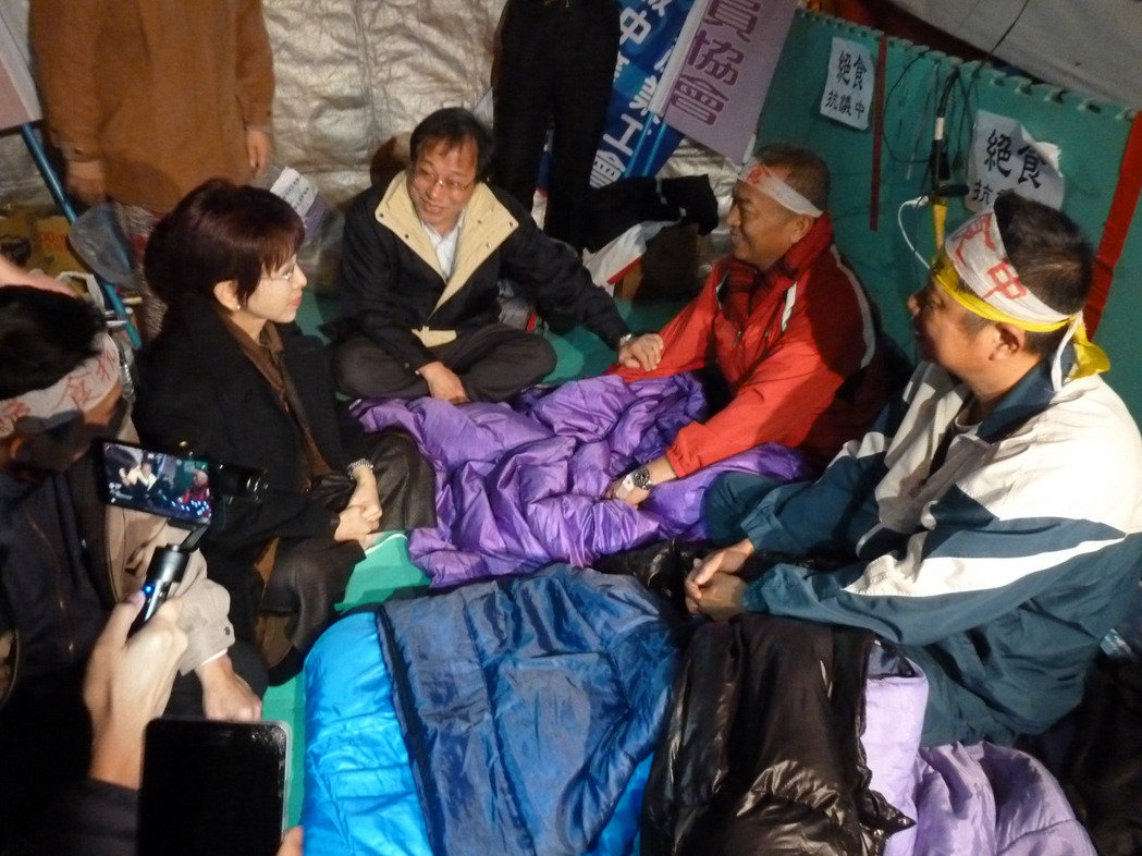 國民黨主席洪秀柱晚間探視正在“立院”前絕食抗議年金改革措施的軍公教團體 國民黨主席洪秀柱晚間探視正在“立院”前絕食抗議年金改革措施的軍公教團體