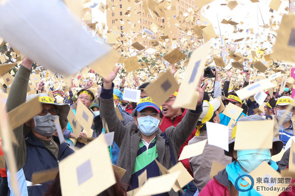 年金改革“國是會議”場外抗議的軍公教勞退休人員撒冥紙以示不滿 年金改革“國是會議”場外抗議的軍公教勞退休人員撒冥紙以示不滿