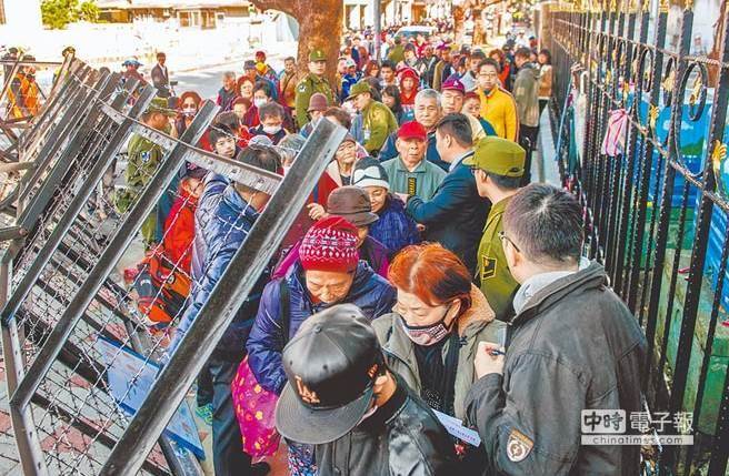 第27屆寒士尾牙宴22日在凱道登場,出席餐會的人士紛紛經(jīng)過重重關(guān)卡走入會場 第27屆寒士尾牙宴22日在凱道登場,出席餐會的人士紛紛經(jīng)過重重關(guān)卡走入會場