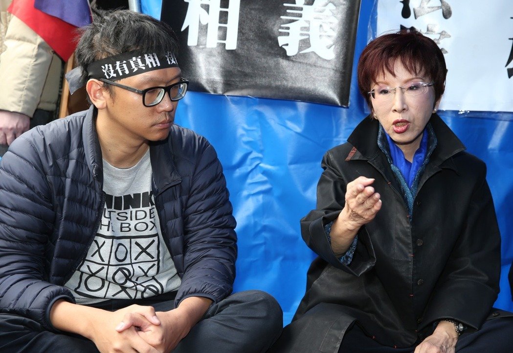 洪秀柱探視“黨產會”前抗議黨工 洪秀柱探視“黨產會”前抗議黨工