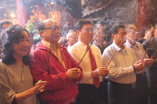 國(guó)民黨副主席郝龍斌(左三)29日到大甲鎮(zhèn)瀾宮參拜,前臺(tái)中市長(zhǎng)胡志強(qiáng)(左二)陪同虔誠(chéng)向媽祖上香 國(guó)民黨副主席郝龍斌(左三)29日到大甲鎮(zhèn)瀾宮參拜,前臺(tái)中市長(zhǎng)胡志強(qiáng)(左二)陪同虔誠(chéng)向媽祖上香