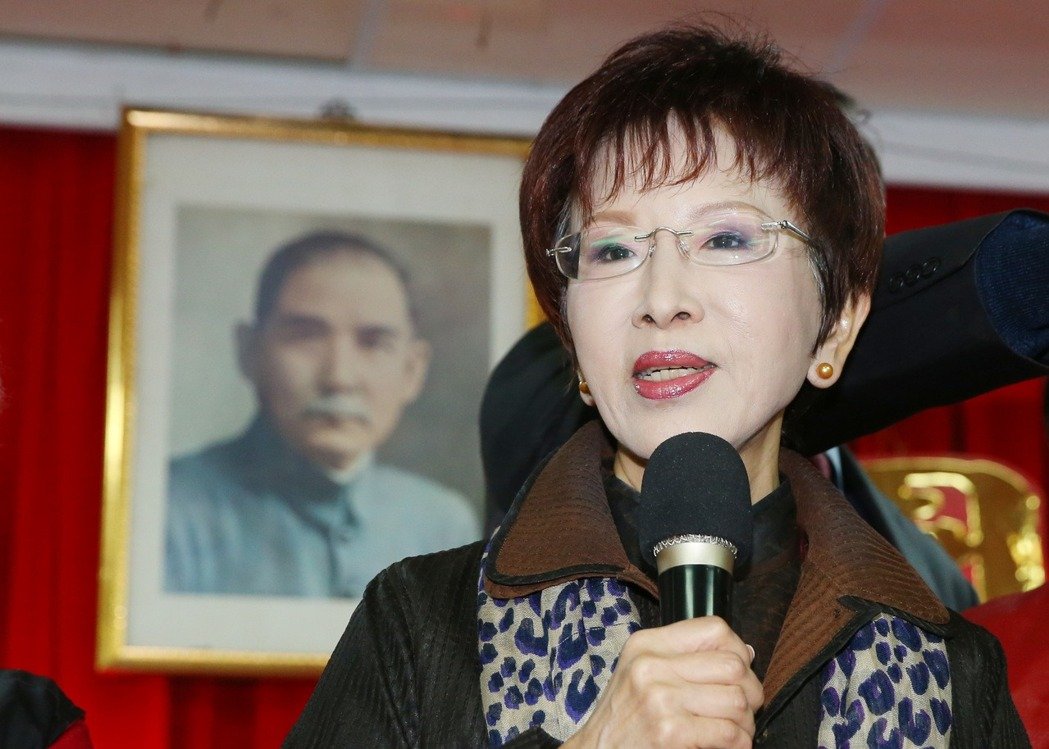 國民黨主席洪秀柱30日上午前往臺北市寧波同鄉(xiāng)會春節(jié)團拜,她說“這個主席……做得太辛苦了” 國民黨主席洪秀柱30日上午前往臺北市寧波同鄉(xiāng)會春節(jié)團拜,她說“這個主席……做得太辛苦了”