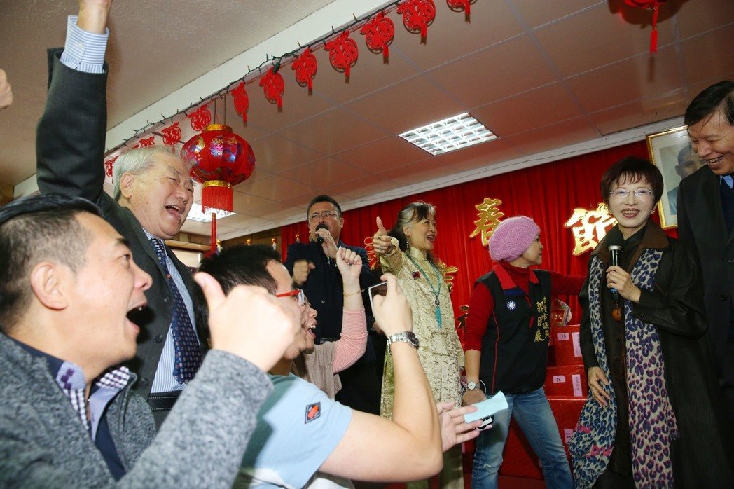 國民黨主席洪秀柱(右二)30日上午前往臺北市寧波同鄉(xiāng)會春節(jié)團拜,鄉(xiāng)親們高呼“凍蒜”替她加油 國民黨主席洪秀柱(右二)30日上午前往臺北市寧波同鄉(xiāng)會春節(jié)團拜,鄉(xiāng)親們高呼“凍蒜”替她加油