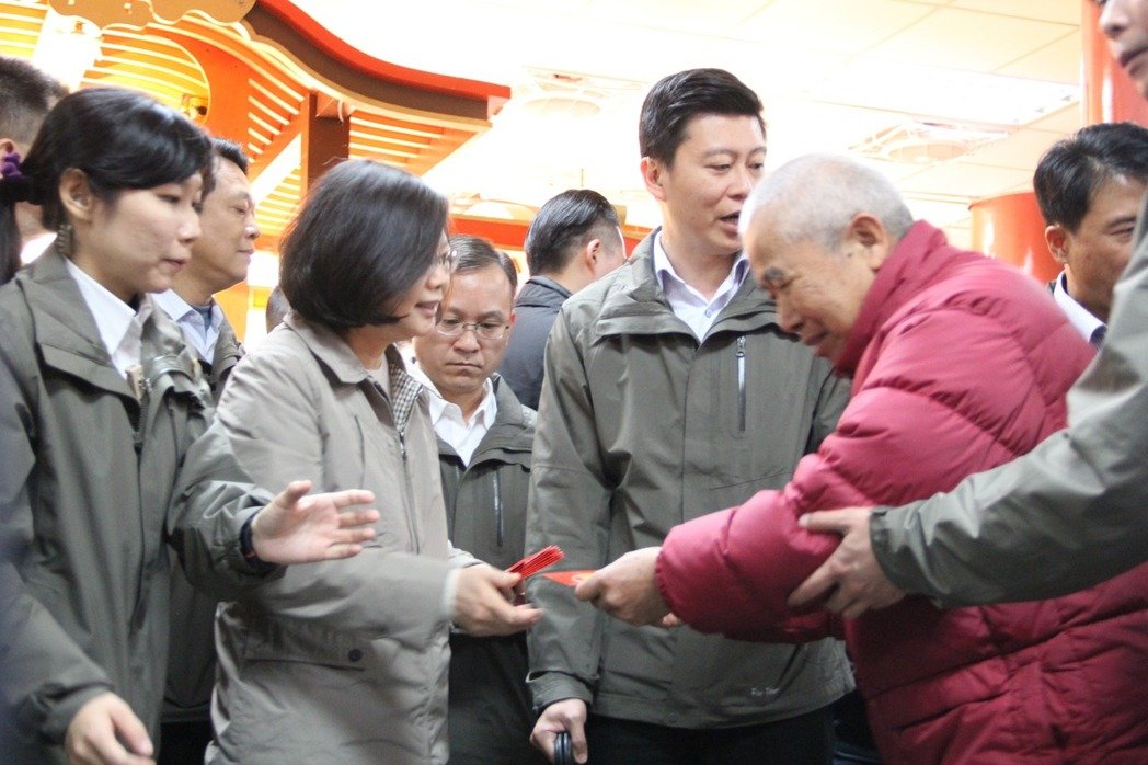 蔡英文(左2)今天到桃園市中壢仁海宮發福袋 蔡英文(左2)今天到桃園市中壢仁海宮發福袋