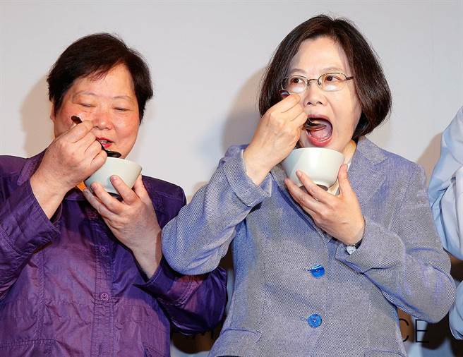 蔡英文與表姐林美珠。(圖片來源:臺灣《中國時報》) 蔡英文與表姐林美珠。(圖片來源:臺灣《中國時報》)