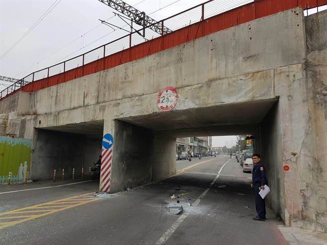 陸客團游覽車高雄撞橋墩 傷者所幸無大礙 陸客團游覽車高雄撞橋墩 傷者所幸無大礙