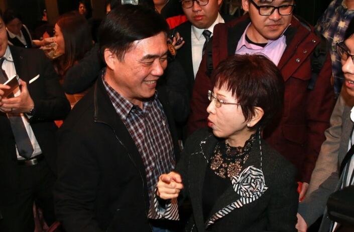 洪秀柱郝龍斌吳敦義詹啟賢同臺(tái) 互動(dòng)熱烈展現(xiàn)團(tuán)結(jié) 洪秀柱郝龍斌吳敦義詹啟賢同臺(tái) 互動(dòng)熱烈展現(xiàn)團(tuán)結(jié)