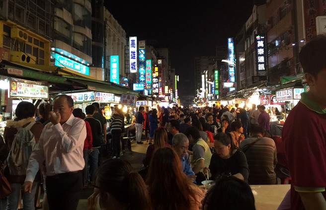 蔡當(dāng)局拼經(jīng)濟(jì)讓人民"有感" 臺(tái)213個(gè)商圈營(yíng)業(yè)額慘跌 蔡當(dāng)局拼經(jīng)濟(jì)讓人民"有感" 臺(tái)213個(gè)商圈營(yíng)業(yè)額慘跌