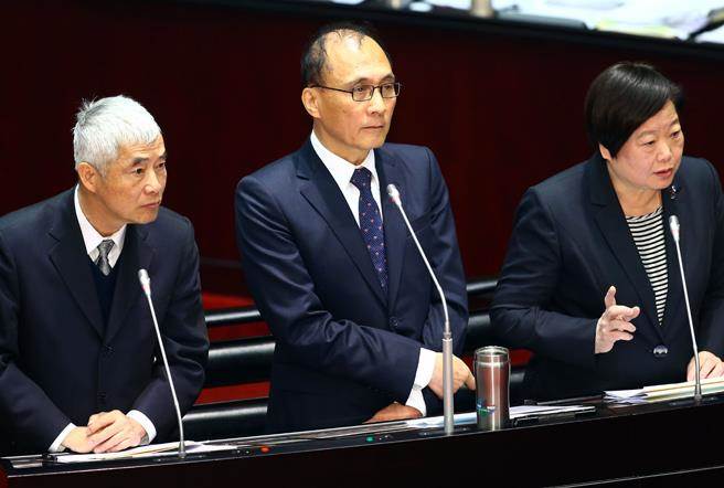 臺官員因游覽車事故被質(zhì)詢何時下臺愣住:現(xiàn)在嗎? 臺官員因游覽車事故被質(zhì)詢何時下臺愣住:現(xiàn)在嗎?