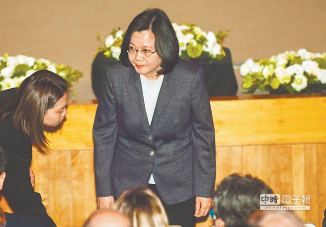 藍(lán)營(yíng)列舉蔡英文民調(diào)雪崩5大因素 預(yù)言2018成票房毒藥 藍(lán)營(yíng)列舉蔡英文民調(diào)雪崩5大因素 預(yù)言2018成票房毒藥