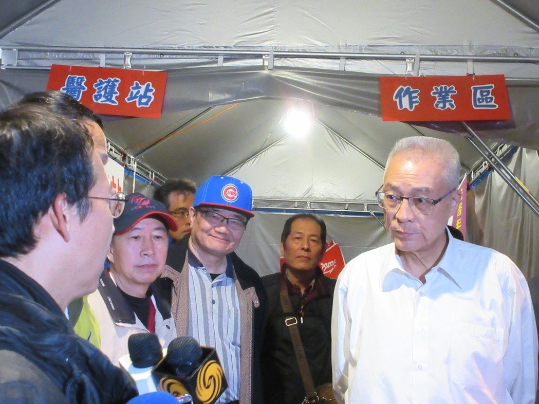 吳敦義探視退伍軍人“八百壯士”抗爭行動時,批評蔡當局“把不急之務,擺在拼經濟之前” 吳敦義探視退伍軍人“八百壯士”抗爭行動時,批評蔡當局“把不急之務,擺在拼經濟之前”