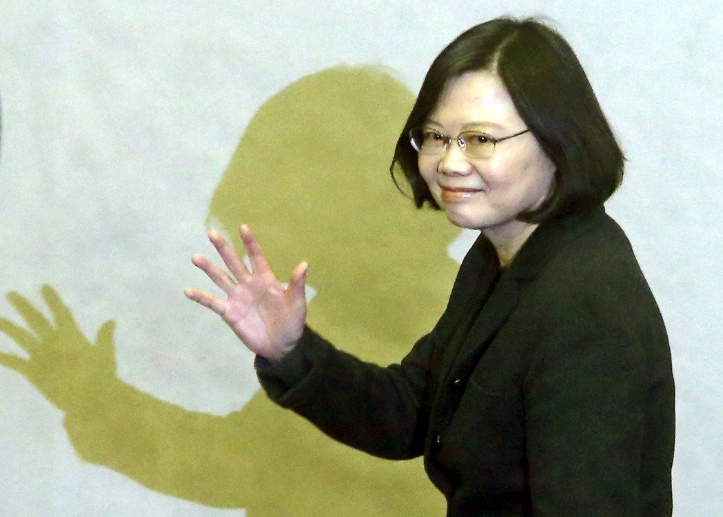 臺媒:蔡英文特勤嚴(yán)防握手放毒 隨身帶解毒劑保命 臺媒:蔡英文特勤嚴(yán)防握手放毒 隨身帶解毒劑保命