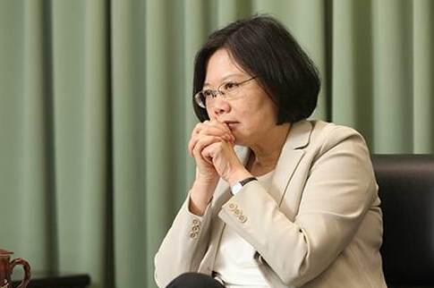 蔡英文將配解毒針防攻擊 李富城諷:穿太空服更合適 蔡英文將配解毒針防攻擊 李富城諷:穿太空服更合適