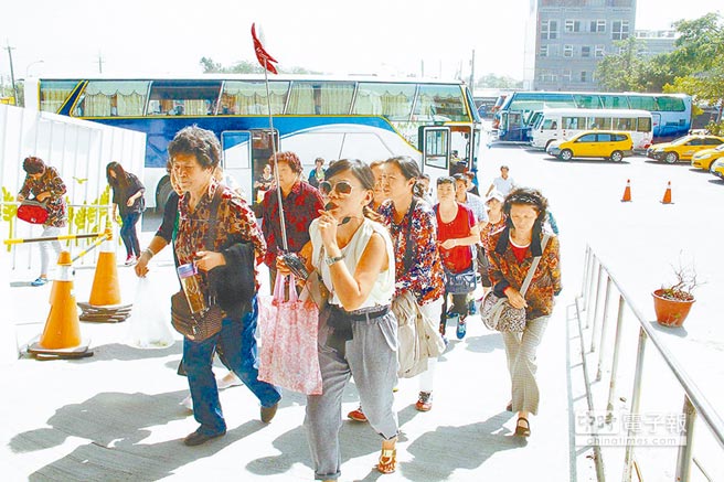 1月赴臺(tái)陸客較去年減11萬 臺(tái)導(dǎo)游轉(zhuǎn)行洗碗打零工 1月赴臺(tái)陸客較去年減11萬 臺(tái)導(dǎo)游轉(zhuǎn)行洗碗打零工