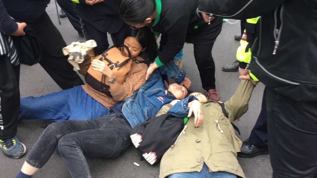 “臺獨”社團欲拆蔣介石銅像 毆打警察卻喊“警察打人” “臺獨”社團欲拆蔣介石銅像 毆打警察卻喊“警察打人”