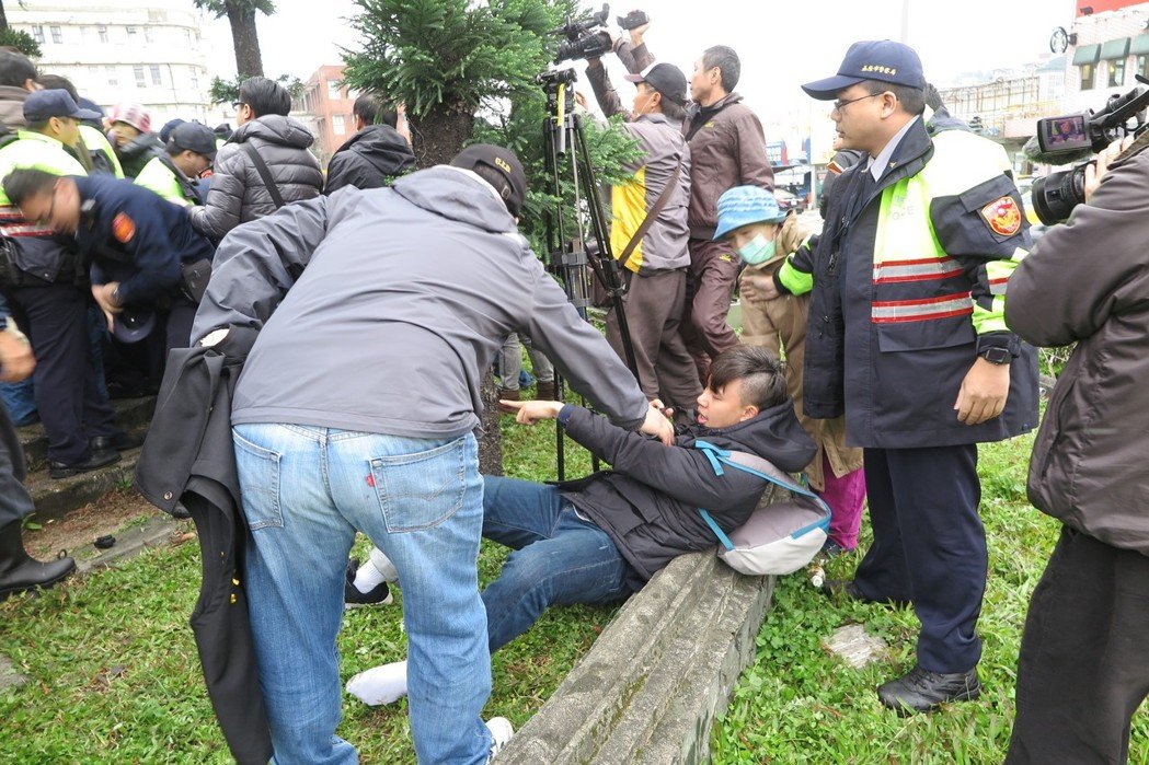 “臺獨”社團欲拆蔣介石銅像 毆打警察卻喊“警察打人” “臺獨”社團欲拆蔣介石銅像 毆打警察卻喊“警察打人”