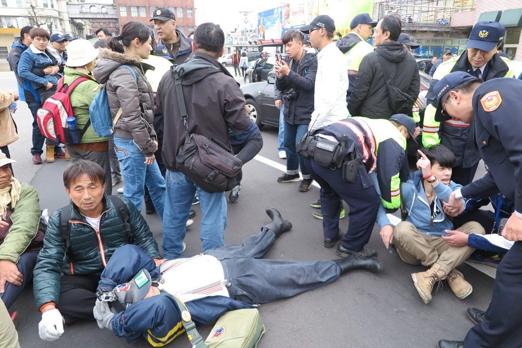 “臺獨”社團欲拆蔣介石銅像 毆打警察卻喊“警察打人” “臺獨”社團欲拆蔣介石銅像 毆打警察卻喊“警察打人”