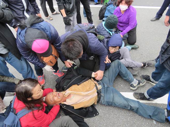 “臺獨”勢力拆蔣介石銅像不成躺馬路中央耍賴 “臺獨”勢力拆蔣介石銅像不成躺馬路中央耍賴