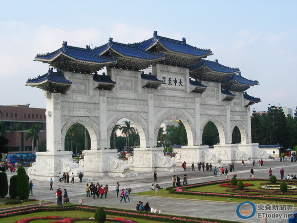 網友不滿中正紀念堂228閉館:干脆全臺禁足在家面壁 網友不滿中正紀念堂228閉館:干脆全臺禁足在家面壁