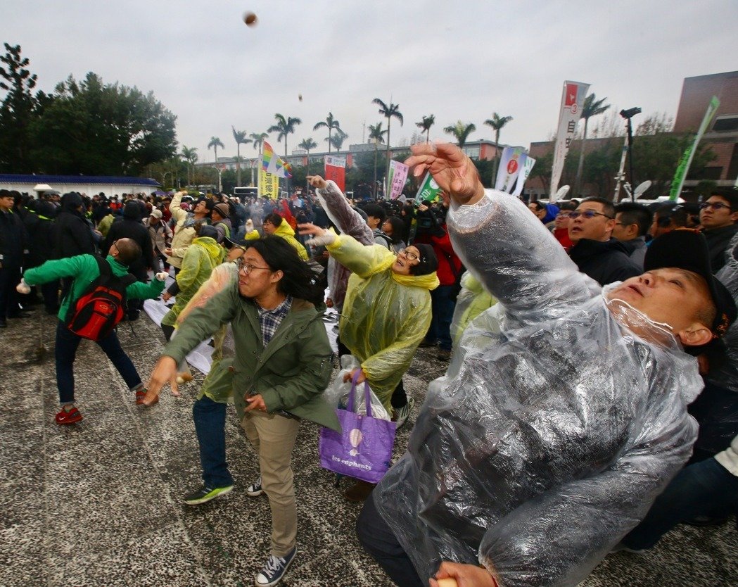 "臺獨"勢力拆蔣介石銅像受阻 氣得焚燒旗幟罵蔡英文 "臺獨"勢力拆蔣介石銅像受阻 氣得焚燒旗幟罵蔡英文