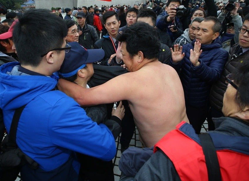 "臺獨"勢力拆蔣介石銅像受阻 氣得焚燒旗幟罵蔡英文 "臺獨"勢力拆蔣介石銅像受阻 氣得焚燒旗幟罵蔡英文