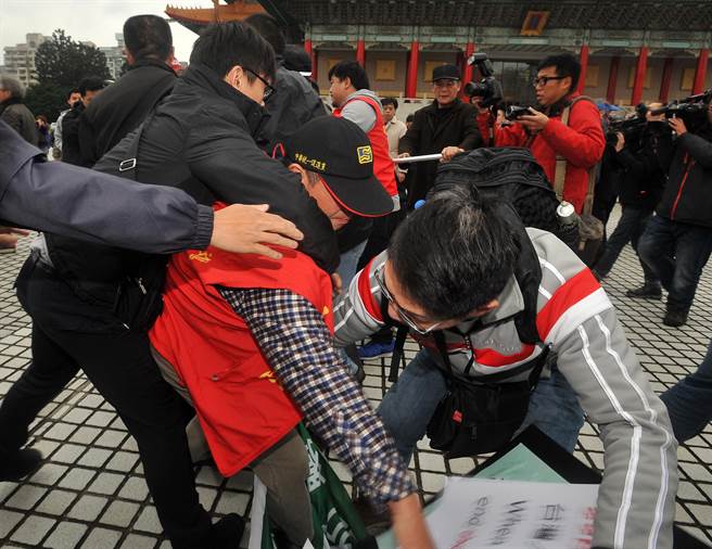 "臺獨"勢力拆蔣介石銅像受阻 氣得焚燒旗幟罵蔡英文 "臺獨"勢力拆蔣介石銅像受阻 氣得焚燒旗幟罵蔡英文