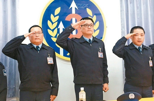 清泉崗空軍基地四二七聯(lián)隊少將聯(lián)隊長王德?lián)P(中)針對毒品案自請?zhí)幏郑⒙使俦炊Y向外界致歉。 記者陳秋云/攝影