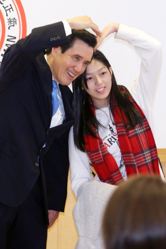 馬英九與學生合影。臺灣《聯合報》記者蘇健忠/攝影