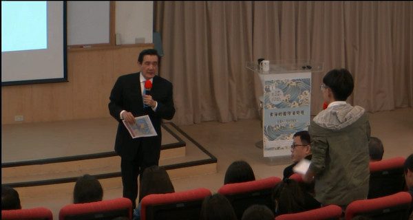 大陸學生提問太踴躍 馬英九演講現(xiàn)場急尋臺灣學生 大陸學生提問太踴躍 馬英九演講現(xiàn)場急尋臺灣學生