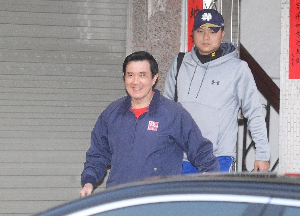 “泄密案”今將宣判 馬英九清晨照常出門運動表情輕松 “泄密案”今將宣判 馬英九清晨照常出門運動表情輕松