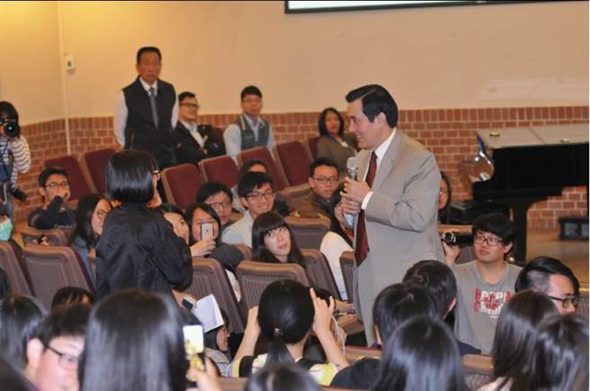 馬英九再現“馬氏幽默”演講突然強調“我不是同志” 馬英九再現“馬氏幽默”演講突然強調“我不是同志”