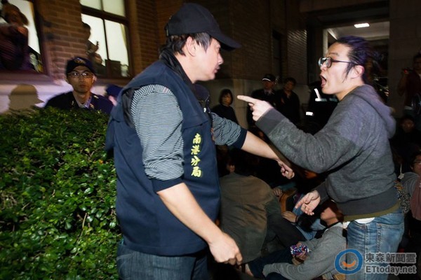 “太陽花學運”22人全無罪 臺教授嘆“糟蹋警察” “太陽花學運”22人全無罪 臺教授嘆“糟蹋警察”