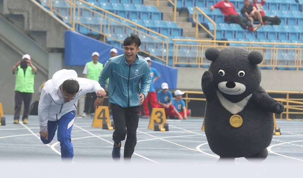 柯文哲田徑場試跑僅3秒就跌倒 笑稱"跑道蠻有彈性的" 柯文哲田徑場試跑僅3秒就跌倒 笑稱"跑道蠻有彈性的"