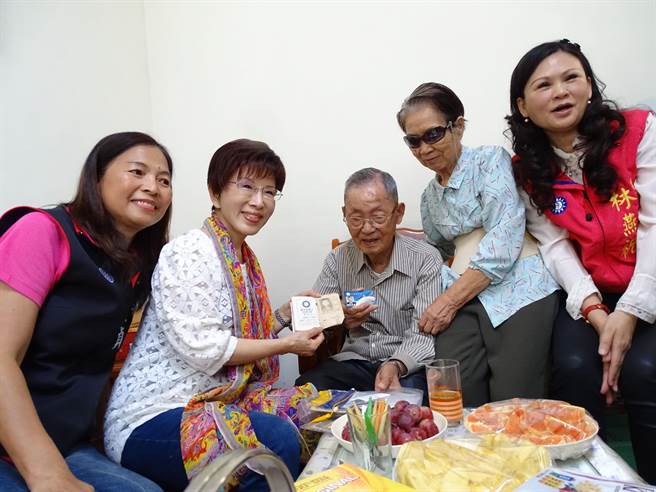 洪秀柱訪資深老黨員:"九合一"大勝才有臉來慶百歲生 洪秀柱訪資深老黨員:"九合一"大勝才有臉來慶百歲生