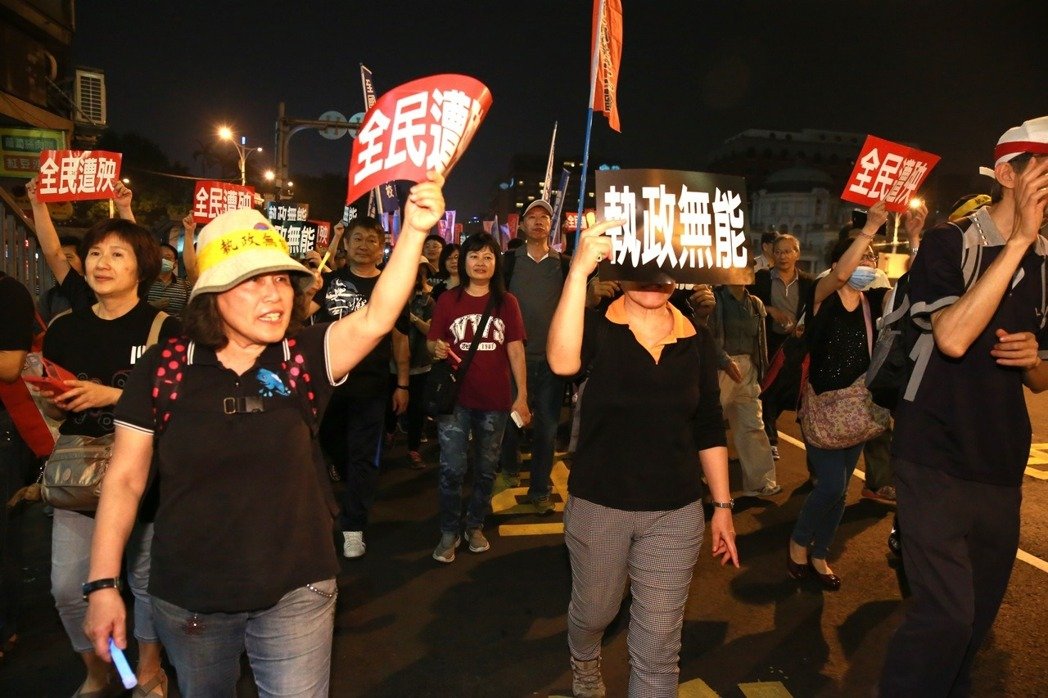 臺灣民眾"夜宿圍城"抗議年金改革 高呼"蔡英文下臺" 臺灣民眾"夜宿圍城"抗議年金改革 高呼"蔡英文下臺"