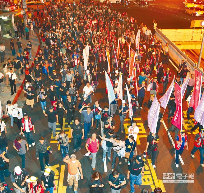 臺灣“年改”大戰今起登場 拒馬圍城之內藍綠激烈對決 臺灣“年改”大戰今起登場 拒馬圍城之內藍綠激烈對決