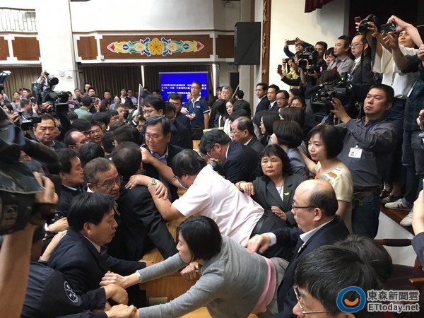 “前瞻條例”20分鐘就過初審 民進黨遭批成最大玩笑 “前瞻條例”20分鐘就過初審 民進黨遭批成最大玩笑