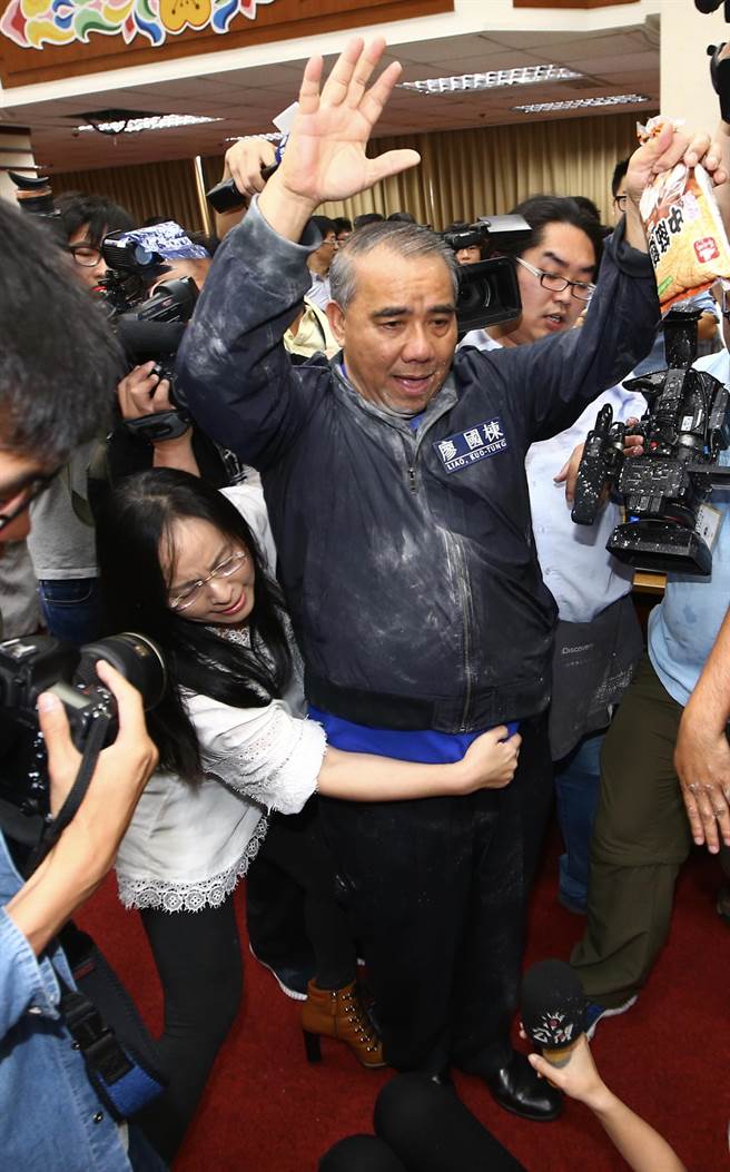 臺(tái)灣民意機(jī)構(gòu)上演“武斗”:藍(lán)狂撒面粉,綠閉目養(yǎng)神。 臺(tái)灣民意機(jī)構(gòu)上演“武斗”:藍(lán)狂撒面粉,綠閉目養(yǎng)神。