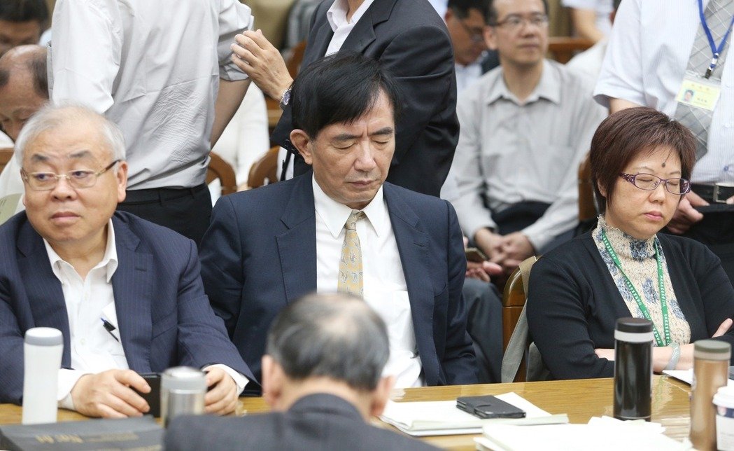 臺(tái)灣民意機(jī)構(gòu)上演“武斗”:藍(lán)狂撒面粉,綠閉目養(yǎng)神。 臺(tái)灣民意機(jī)構(gòu)上演“武斗”:藍(lán)狂撒面粉,綠閉目養(yǎng)神。