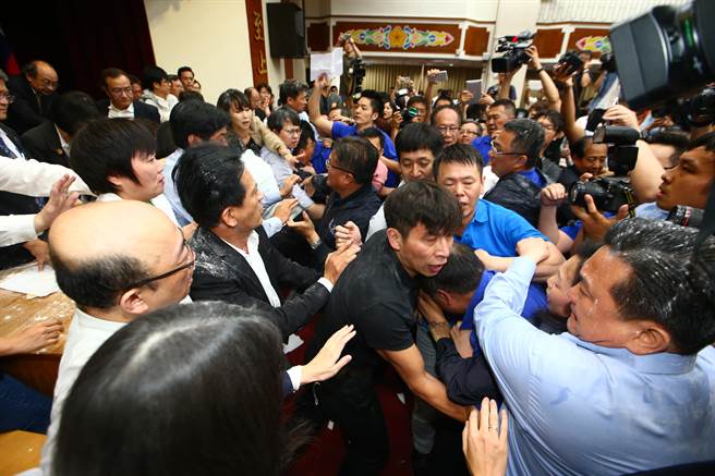 臺(tái)灣民意機(jī)構(gòu)上演“武斗”:藍(lán)狂撒面粉,綠閉目養(yǎng)神。 臺(tái)灣民意機(jī)構(gòu)上演“武斗”:藍(lán)狂撒面粉,綠閉目養(yǎng)神。